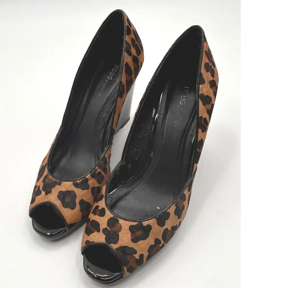 BCBG Generation Leopard Print Calf Hair Peep Toe Wedge Heels Mob Wife Old Money